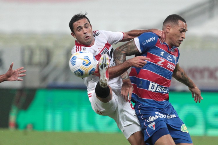 Zagueiro Titi e atacante Eder disputam bola no jogo Fortaleza x São Paulo, na Arena Castelão, pela Copa do Brasil