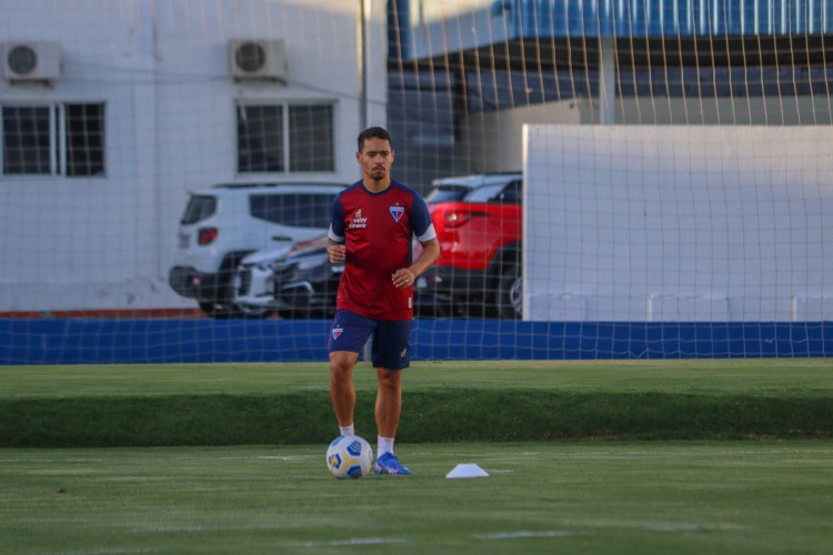 Ala Yago Pikachu com a bola em treino do Fortaleza no Centro de Excelência Alcides Santos, no Pici