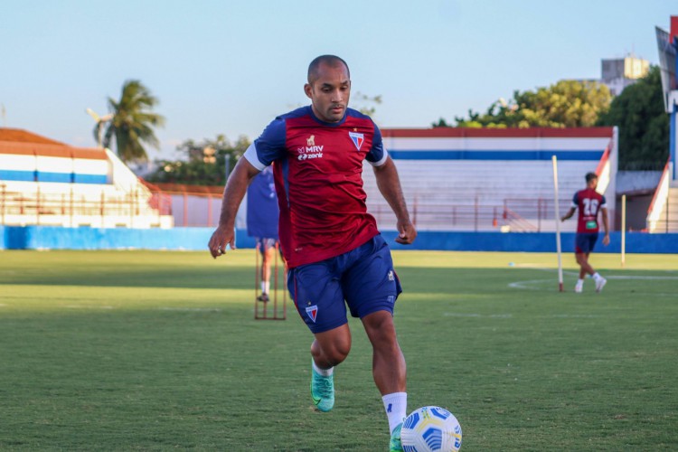 Atacante Edinho com a bola em treino do Fortaleza no Centro de Excelência Alcides Santos, no Pici