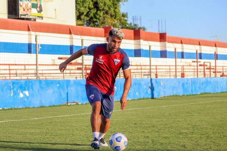 Volante Ronald com a bola em treino do Fortaleza no Centro de Excelência Alcides Santos, no Pici