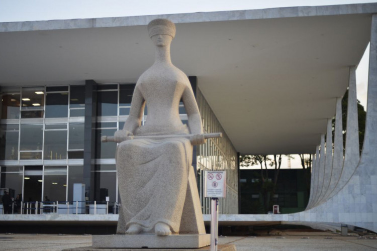 Fachada do Supremo Tribunal Federal (STF) com estátua A Justiça, de Alfredo Ceschiatti, em primeiro plano.