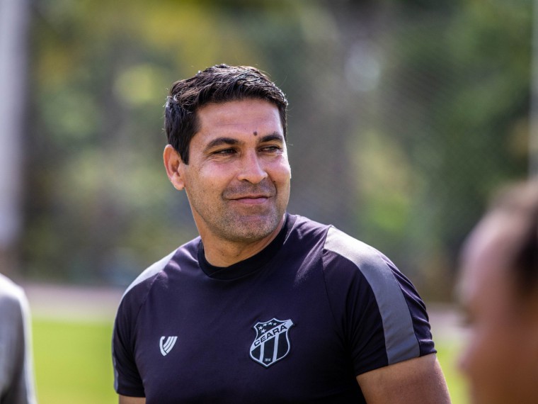 Técnico Erivelton Viana em treino do time feminino do Ceará no estádio da Unifor 