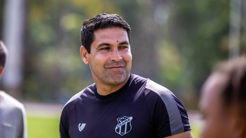 Técnico Erivelton Viana em treino do time feminino do Ceará no estádio da Unifor