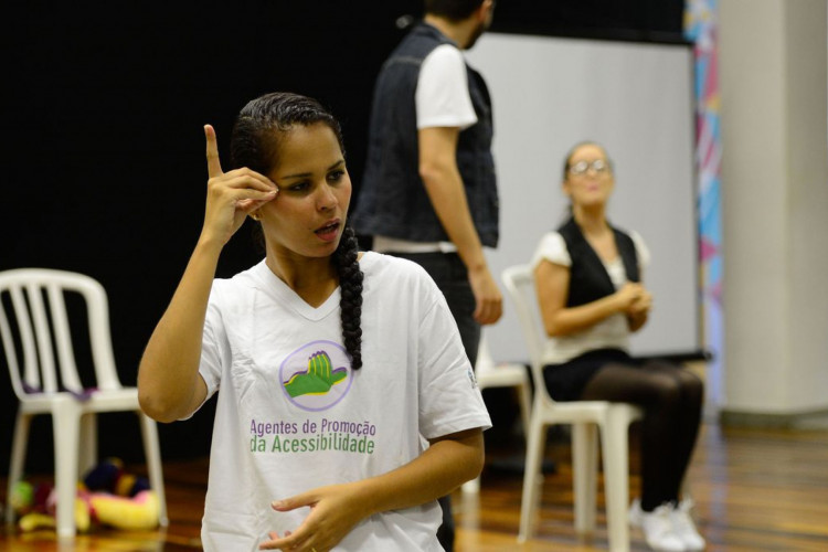 Rio de Janeiro - Tradução em Libras de encenação com temática inclusiva no lançamento de mais uma turma do projeto Agentes de Promoção da Acessibilidade, da ONG Escola de Gente, na Biblioteca Parque da Rocinha (Fernando Frazão/Agência Brasil)