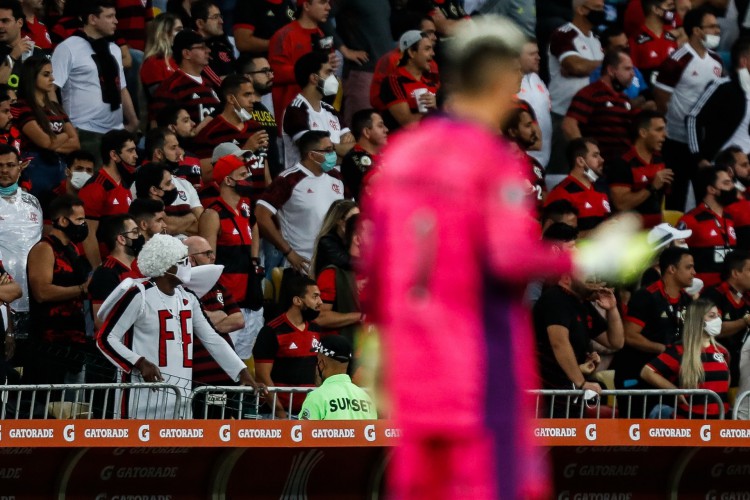 Torcedores na arquibancada do Maracanã no jogo Flamengo x Barcelona-EQU, pela Copa Libertadores