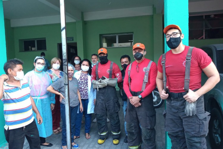 Corpo de Bombeiros resgata filhote de gato no Centro da Capital.