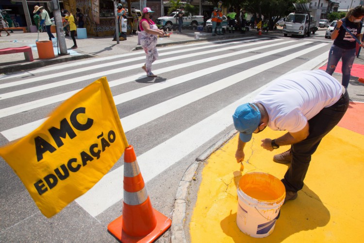 Como parte das atividades da Semana Nacional do Transito, a Autarquia Municipal de Transito (AMC) instalou a segunda maior faixa de pedestres de Fortaleza