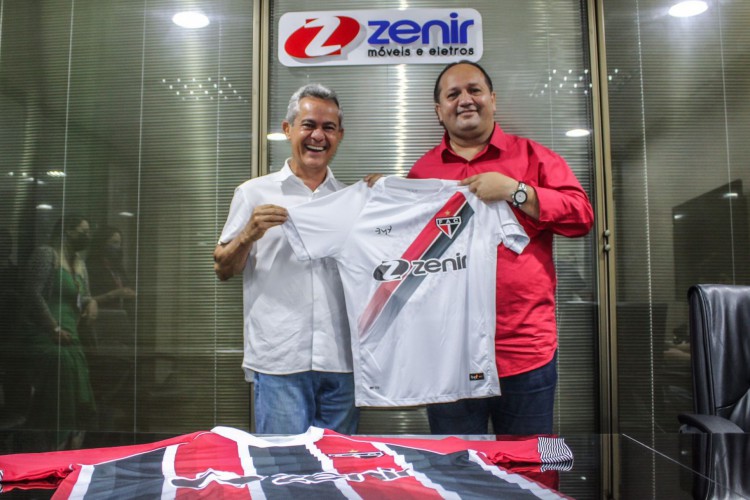 Presidente Newton Filho, do Ferroviário, e José Alves, presidente do Grupo Zenir, na assinatura do contrato de patrocínio 