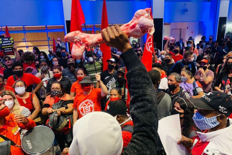 MTST ocupa sede da Bolsa de Valores, em São Paulo