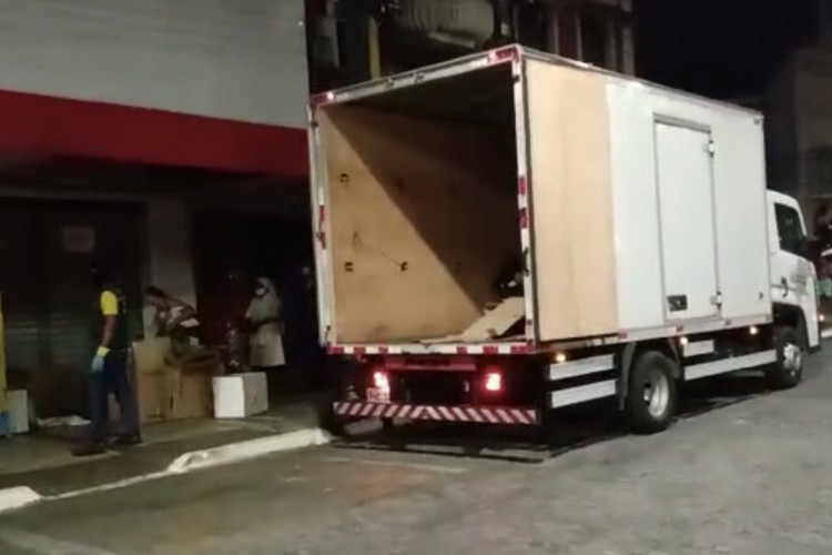 Moradores do Centro de Fortaleza têm pertences recolhidos na noite dessa quinta-feira, 23