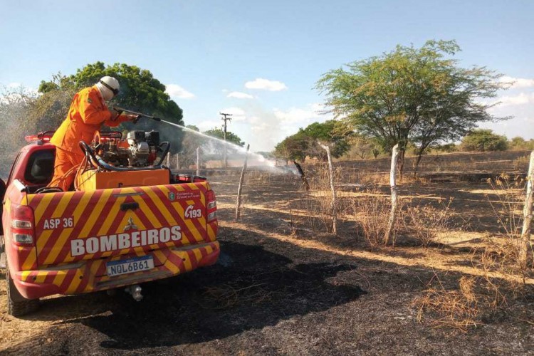 Fogo em locais com baixa acessibilidade e falta de aeronave para combate às chamas dificulta ação contra incêndios