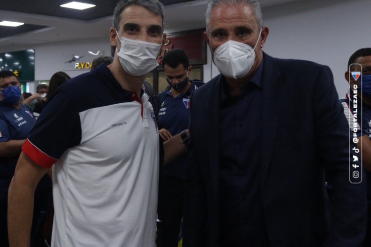 O técnico da seleção brasileira, Tite, e o treinador do Fortaleza, Juan Pablo Vojvoda, se encontraram em um aeroporto em Porto Alegre (RS).