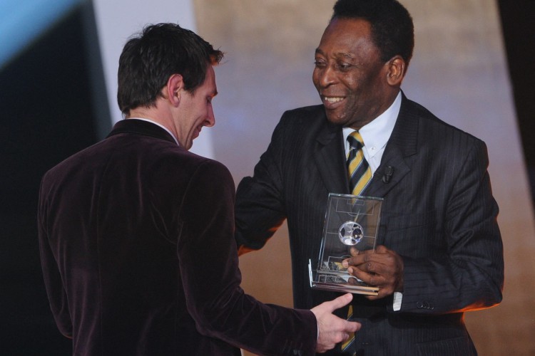 Nesta foto de arquivo tirada em 09 de janeiro de 2012, o atacante argentino do Barcelona Lionel Messi recebe da lenda do futebol brasileiro Pelé o prêmio FIFA / FIFPro World XI