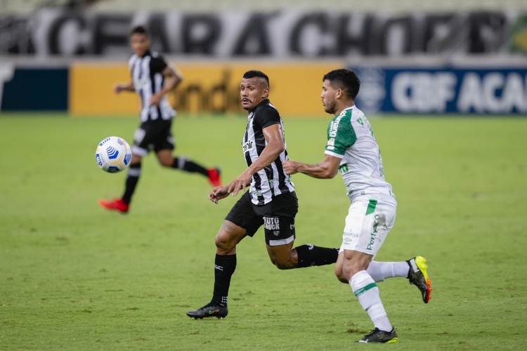 FORTALEZA, CE, BRASIL, 25-09.2021: Ceara x Chapecoense, na Arena Castelão pelo Campeonato Brasileiro. em epoca de COVID-19. (Foto:Aurelio Alves/ Jornal O POVO)