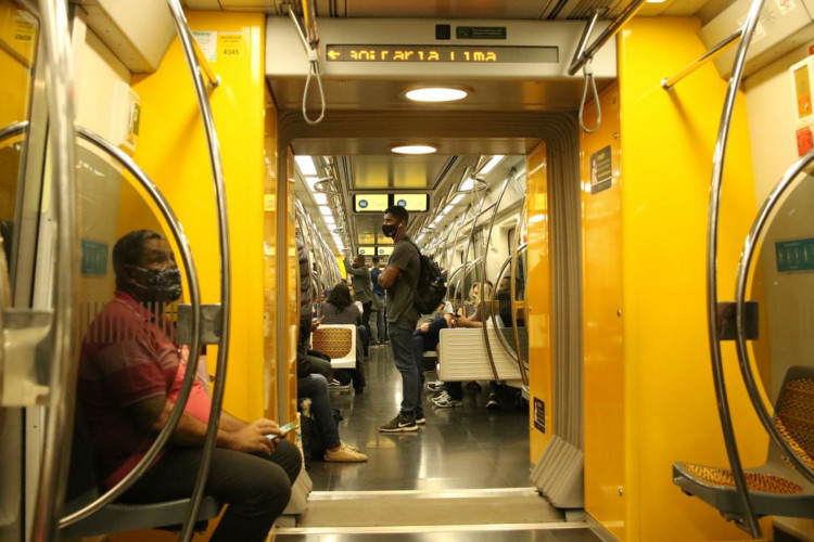 Passageiros com máscaras no vagão da linha 4 do metrô