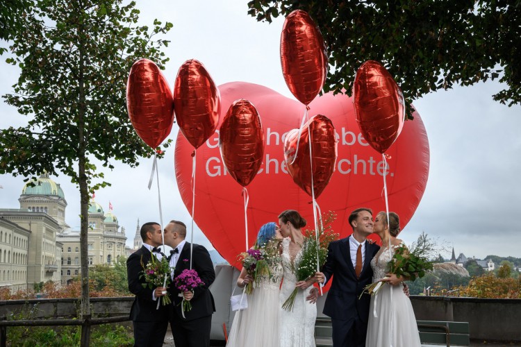 Casais posam durante um evento fotográfico durante o dia de um referendo nacional sobre o casamento entre pessoas do mesmo sexo, na capital suíça, Berna, em 26 de setembro de 2021.