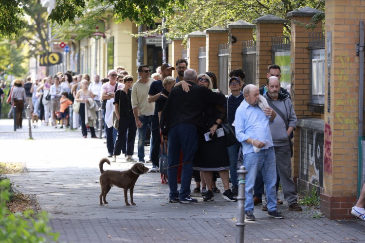 Pessoas fazem fila do lado de fora de uma assembleia de voto em Volkshochschule Pankow na rua Prenzlauer Allee de Berlim para votar em 26 de setembro de 2021