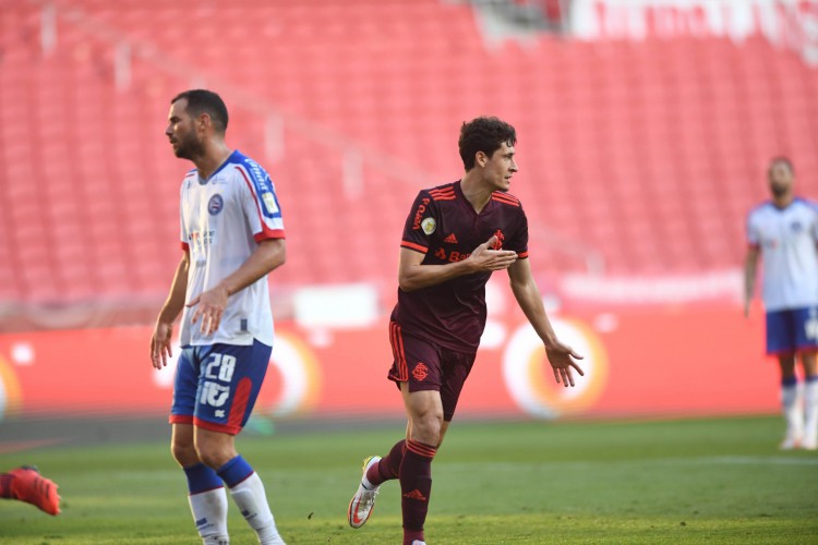 Volante Rodrigo Dourado comemora gol no jogo Internacional x Bahia, no Beira-Rio, pelo Campeonato Brasileiro Série A