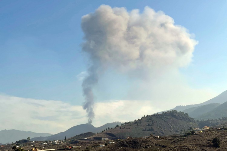 O vulcão Cumbre Vieja retoma sua atividade após um curto período de inatividade em Los Llanos de Aridane, nas ilhas Canárias de La Palma, em 27 de setembro de 2021 