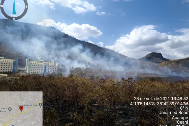 Campos das Auroras da Unilab, em Redenção. Incêndio destrói dois hectares de trilha para pesquisa da universidade e ameaça vegetação de um serrote