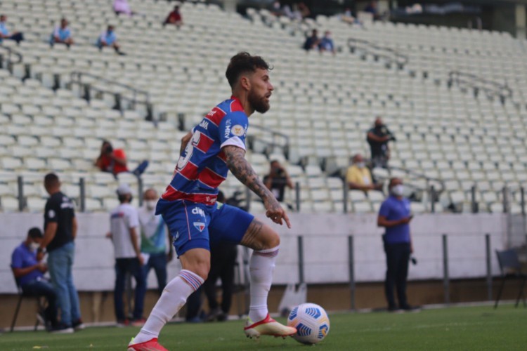 Meia Lucas Lima com a bola no jogo Fortaleza x Atlético-MG, na Arena Castelão, pela Série A