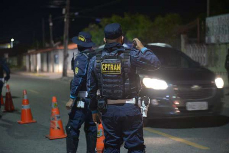 Forças de Segurança montaram cercos policiais em pelo menos 14 bairros de Fortaleza e Caucaia