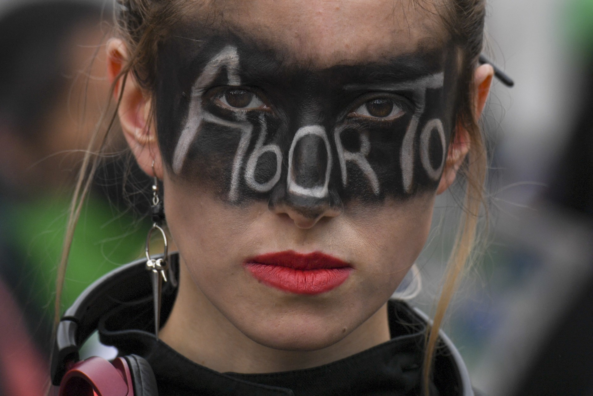 Uma mulher participa de manifestação sobre o aborto (Foto: Juan BARRETO / AFP )