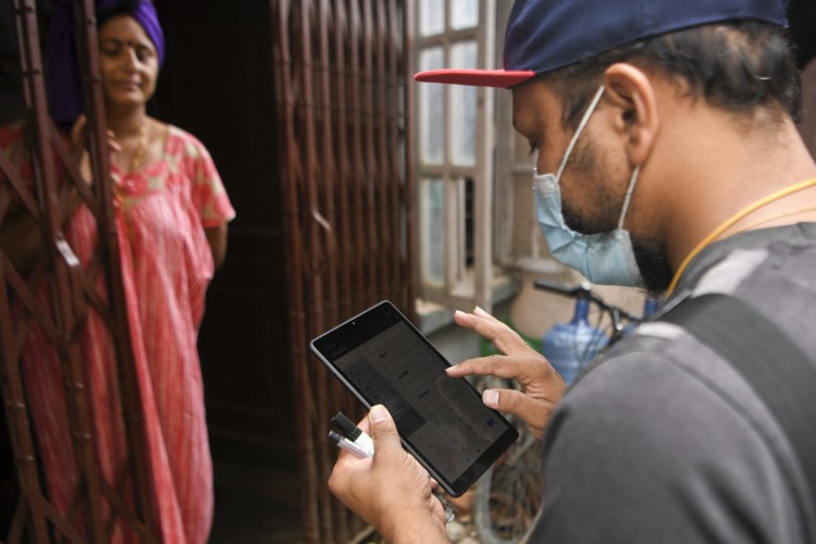 Um enumerador apresenta casas e dados domésticos em um tablet para o censo populacional de 2021 conduzido pelo Central Bureau of Statistics, em Katmandu em 29 de setembro de 2021