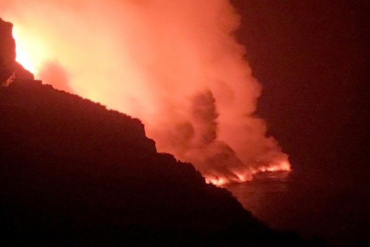 O fluxo de lava produzido pelo vulcão Cumbre Vieja chega ao oceano na praia de Los Girres em Tazacorte, na ilha canária de La Palma, no início de 29 de setembro de 2021