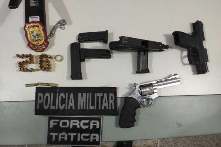 As armas foram encontradas com o suspeito