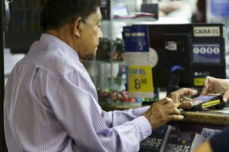 Idosos na região central de Brasília.