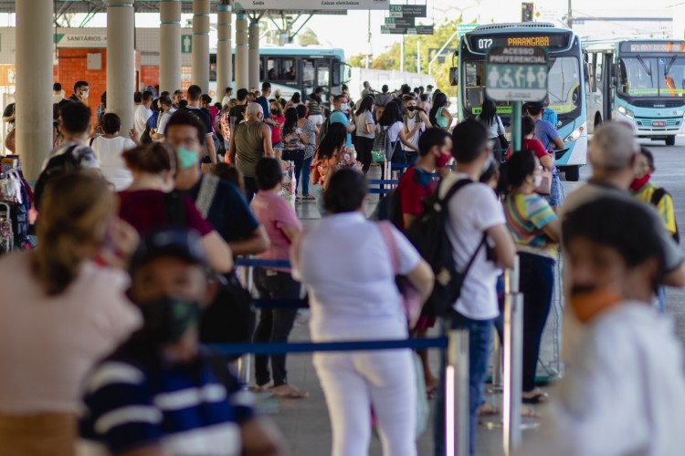 FORTALEZA, CE, BRASIL, 29-09.2021: Terminal do Antonio Bezerra. Trânsito em Fortaleza, Fortaleza praticamente voltou ao normal. Já tem muito trânsito nas ruas. Vamos em terminais e passar por vias engarrafadas. em epoca de COVID-19. (Foto:Aurelio Alves/ Jornal O POVO)