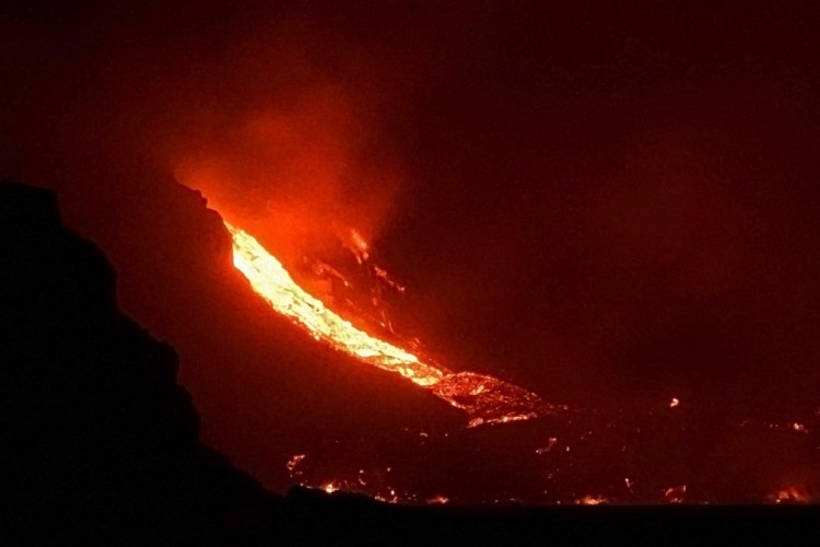 O fluxo de lava produzido pelo vulcão Cumbre Vieja cai no Oceano Atlântico na praia de Los Girres em Tazacorte, na ilha canária de La Palma, no início de 30 de setembro de 2021