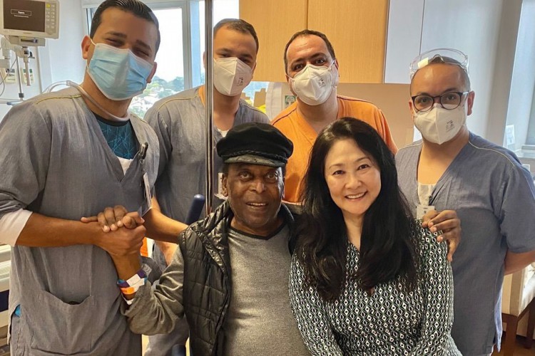 Pelé recebe alta do hospital após cerca de um mês internado.