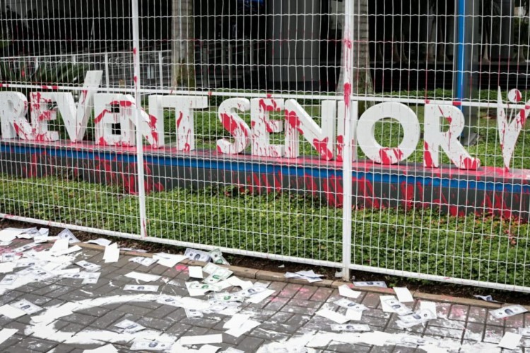 Prevent Senior foi alvo de protesto com tinta vermelha e dólares com o rosto de Bolsonaro
