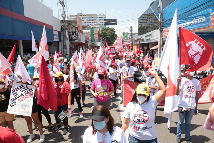 Manifestantes contrários a Bolsonaro se reúnem no centro de Fortaleza neste sábado, 2 de outubro de 2021