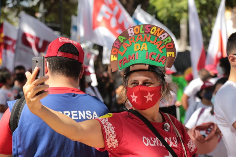 Manifestantes já se concentram na Praça da Bandeira, em Fortaleza, para atos contra Bolsonaro neste sábado, 2 de outubro de 2021