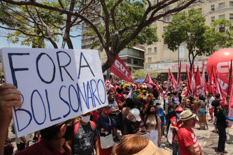 MANIFESTANTES criticaram ainda as más gestões da economia e do combate à pandemia
