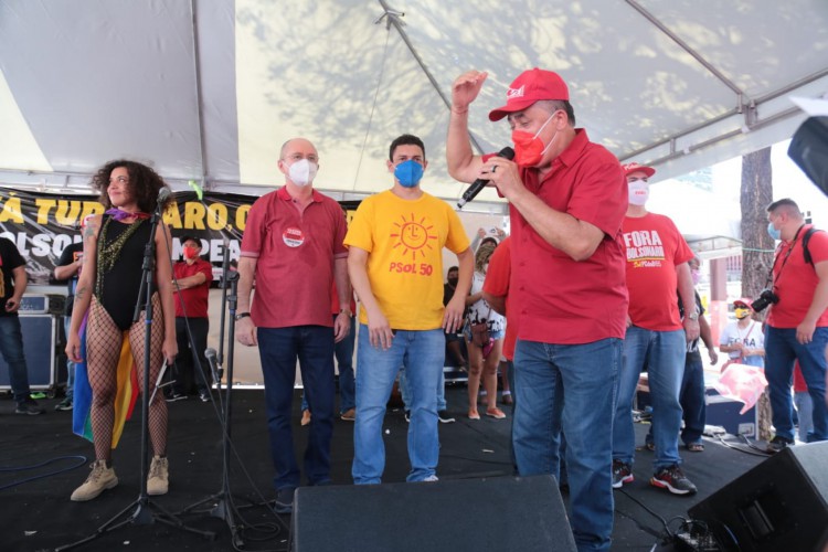 Deputado federal José Guimarães (PT) discursa em ato contra Bolsonaro em Fortaleza neste sábado, 2 de outubro de 2021