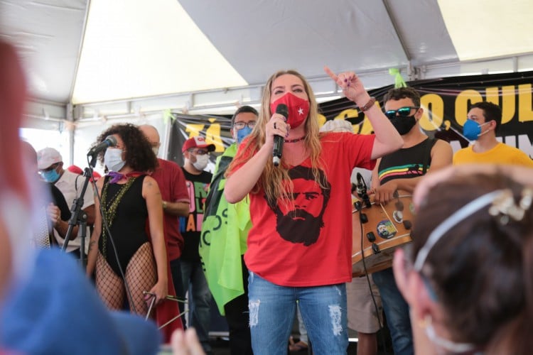 Manifestação contra Jair Bolsonaro no Centro de Fortaleza. Deputada Luizianne Lins (PT)