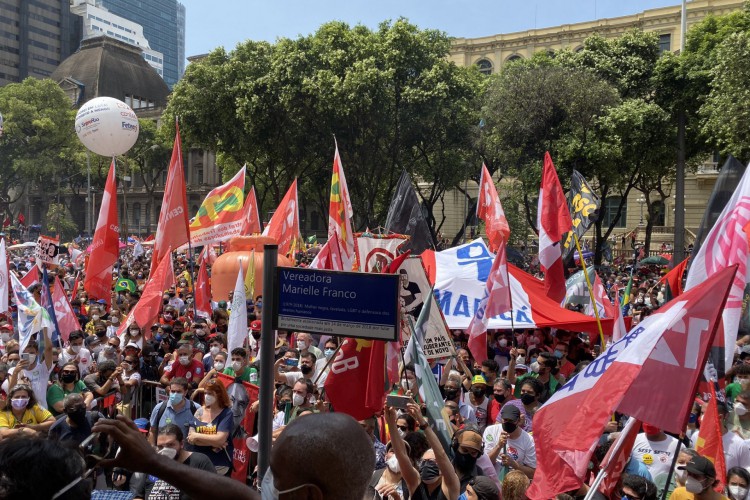 Manifestantes protestam contra o governo Bolsonaro neste sábado, 2 de outubro de 2021, no Rio de Janeiro.