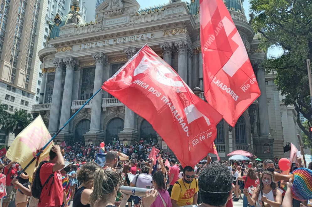 Concentração de manifestantes nos atos contra Jair Bolsonaro na área da Candelária, no Centro do Rio de Janeiro