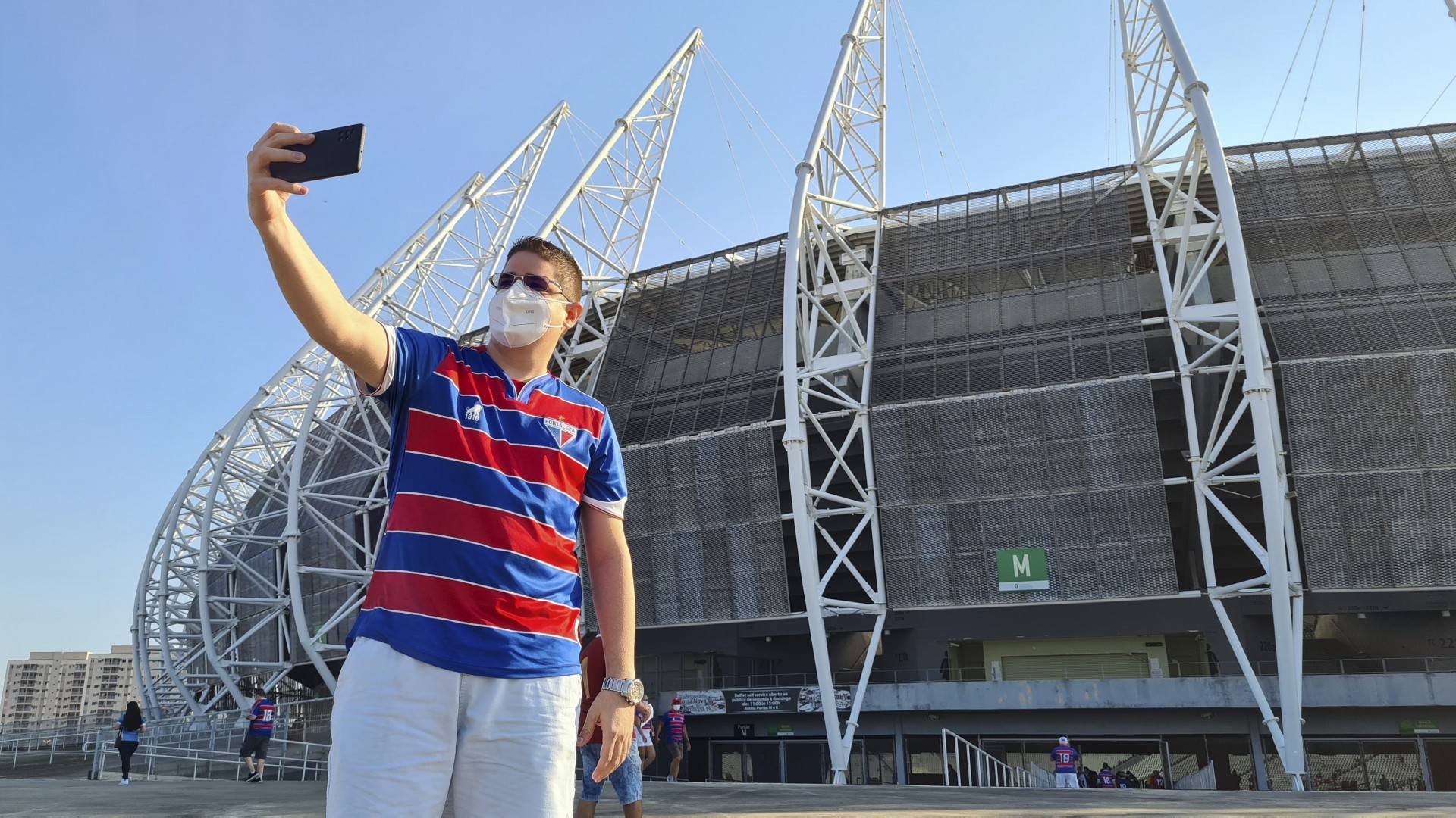 Torcedor do Fortaleza tira selfie na volta ao Castelão durante a pandemia (Foto: FCO FONTENELE)