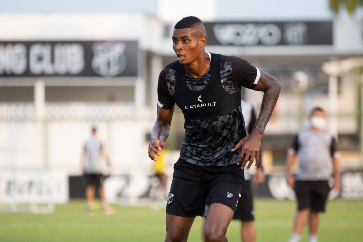 Atacante Cléber em treino do Ceará o estádio Carlos de Alencar Pinto, em Porangabuçu