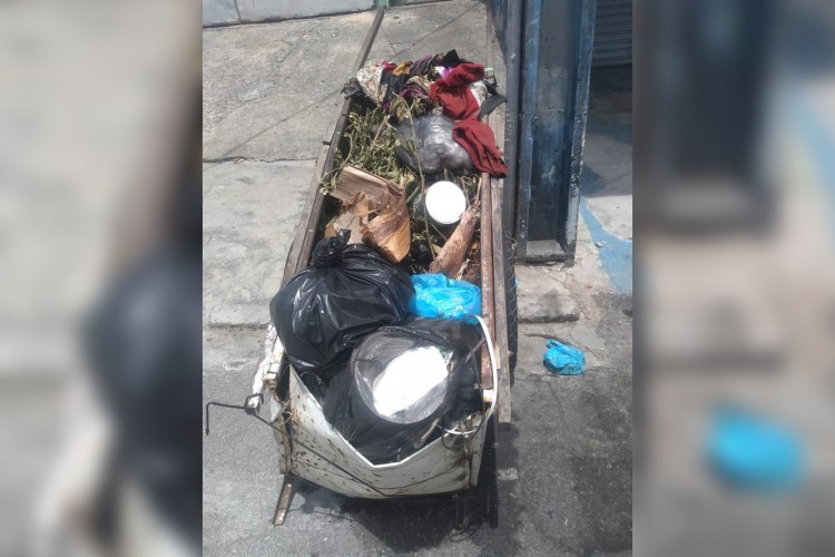 Corpo foi encontrado dentro de carrinho de recicláveis no cruzamento das ruas Padre Valdevino com J.da Penha, no bairro Joaquim Távora