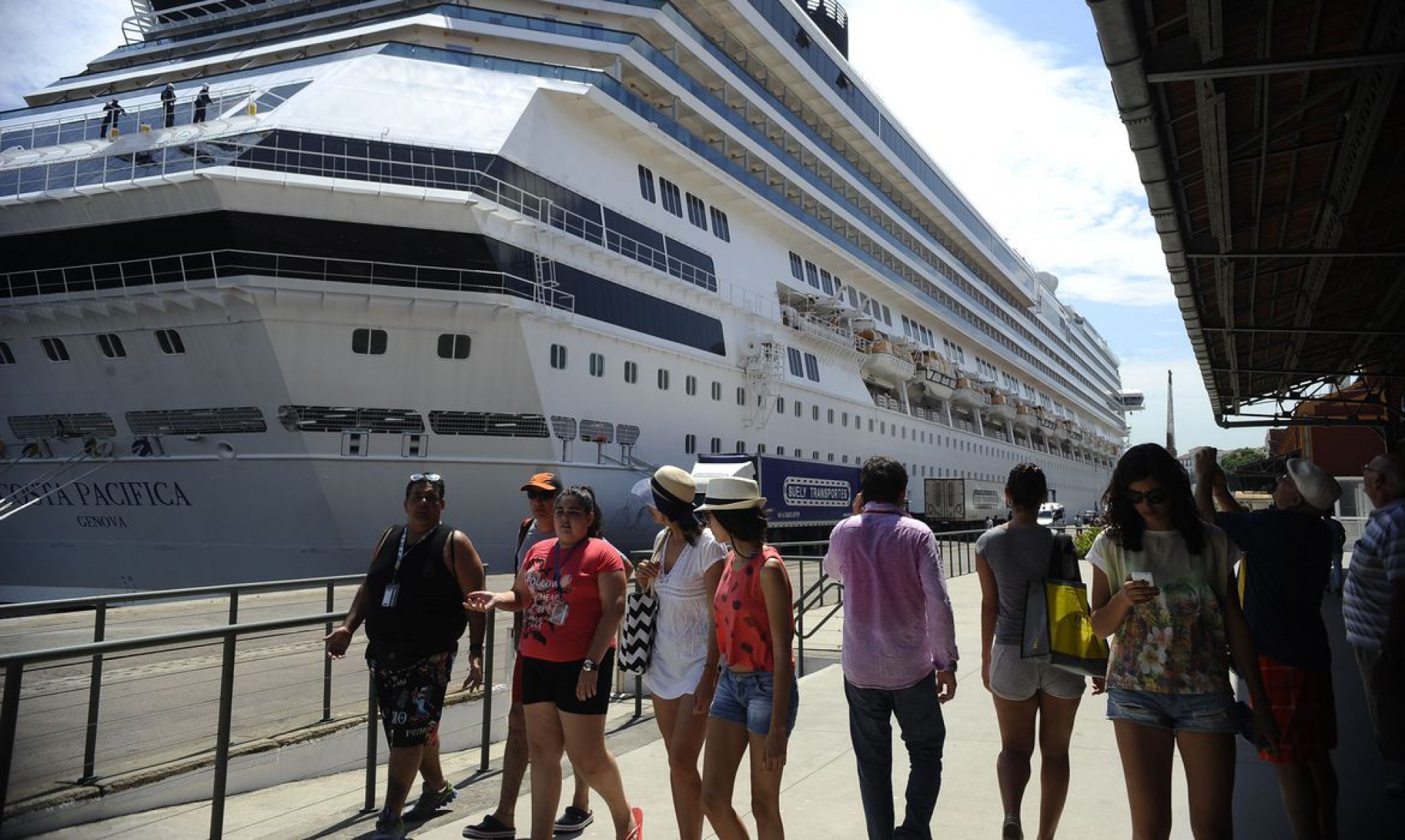 Transatlânticos chegam trazendo 20 mil turistas previstos para acompanhar o réveillon de Copacabana, movimenta o Terminal Internacional de Cruzeiros Pier Mauá, na zona portuária (Fernando Frazão/Agência Brasil) (Foto: Fernando Frazão)