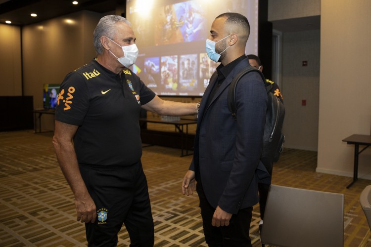 Arthur Cabral se apresenta à seleção brasileira m Bogotá para as rodadas das Eliminatórias de outubro