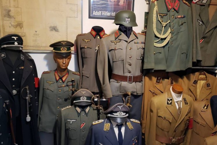 Foram encontradas 12 fardas nazistas originais na casa do acusado 