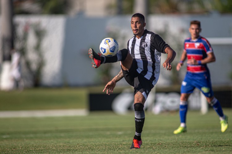 Atacante Hélio Borges com a bola no jogo Ceará x Fortaleza, no estádio Franzé Moraes, pelo Campeonato Brasileiro de Aspirantes