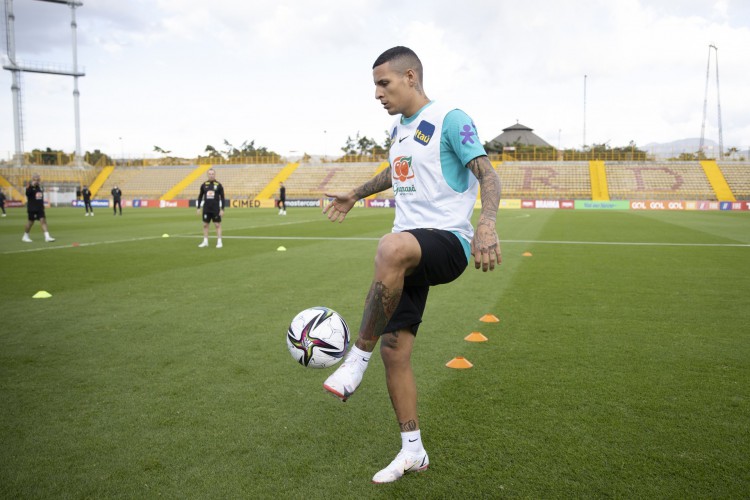 Lateral-esquerdo Guilherme Arana com a bola em treino da seleção brasileira em Bogotá, na Colômbia